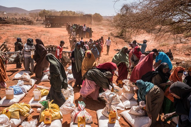 In the western desert town of Dinsoor, Somalia, newly arrived drought victims receive food supplies delivered by the UN's World Food Program (WFP). Photo: Giles Clarke/Getty Images Reportage